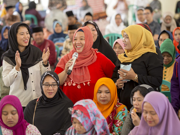 A scene from community discussions at the massive gathering in Pesantren Annuqqayah—one of the oldest Islamic boarding schools in the country—on how women contribute to peace in their communities.   Photo: UN Women/Ryan Brown